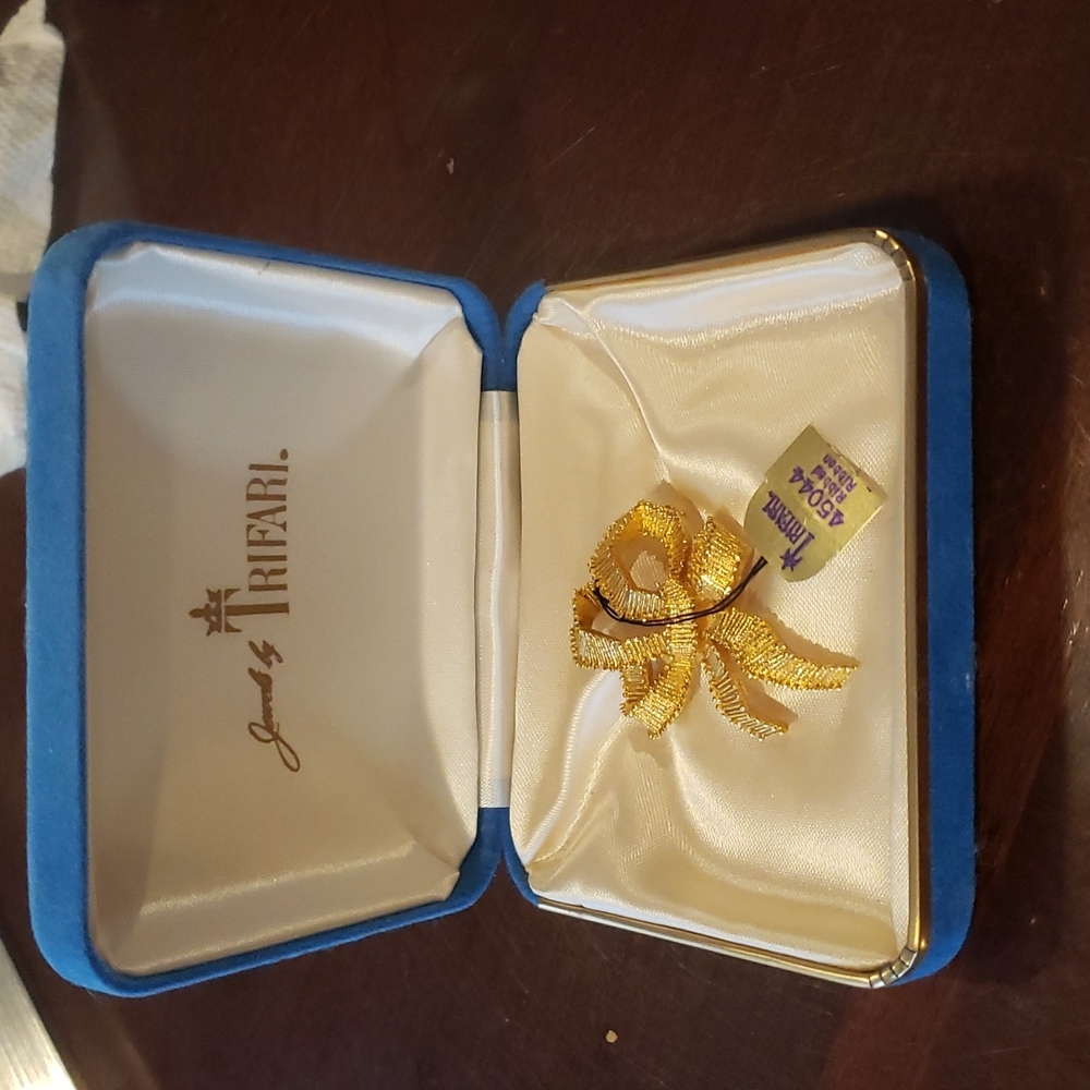 Vintage TRIFARI signed with Box